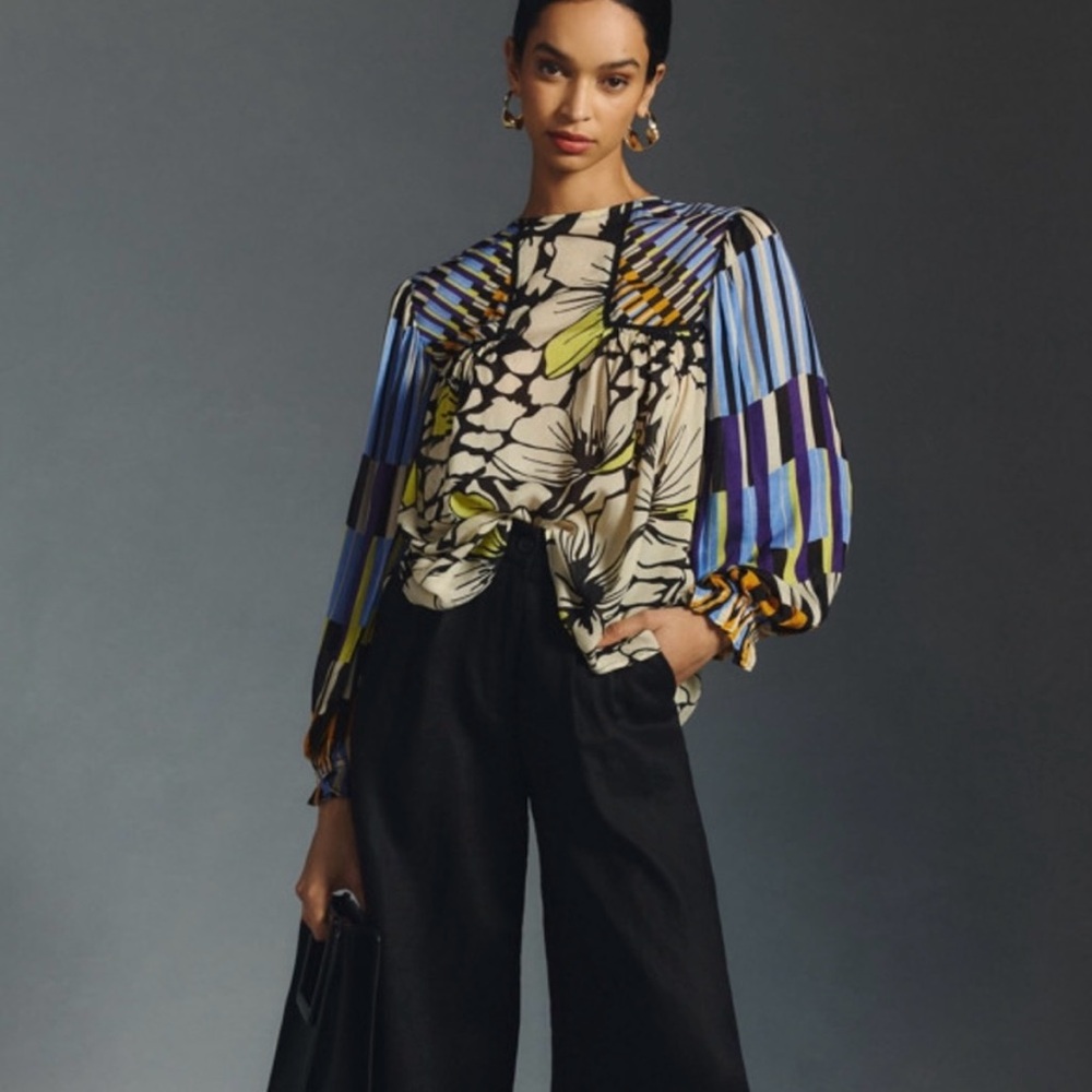 NWOT Blue Graphic Puff Sleeve Blouse